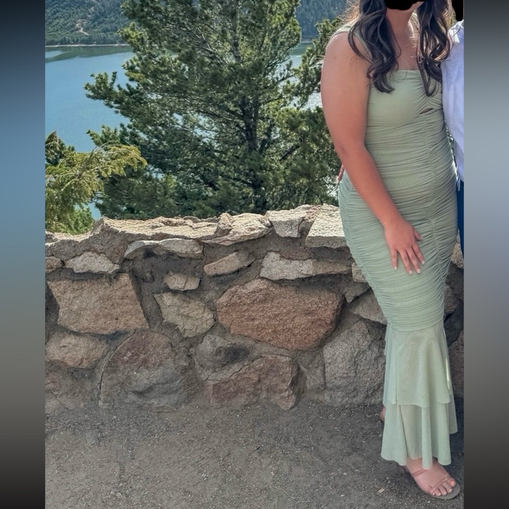 Green Sleeveless Maxi Gown with Sweetheart Neckline
